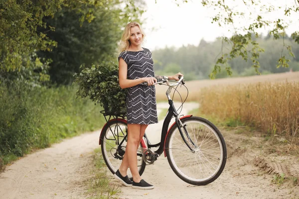 Joven hermosa chica con bicicleta — Foto de Stock