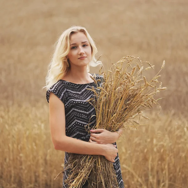 Junges schönes Mädchen im Herbst Feld — Stockfoto