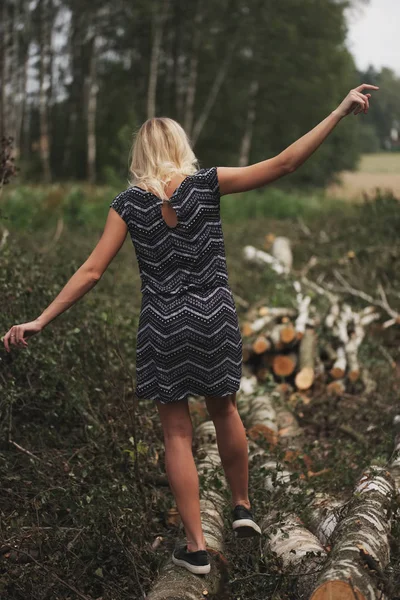 Hermosa chica en el bosque derribado — Foto de Stock