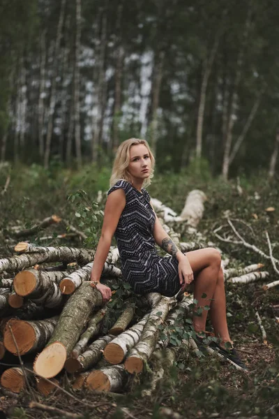 伐採の森で美しい少女 — ストック写真