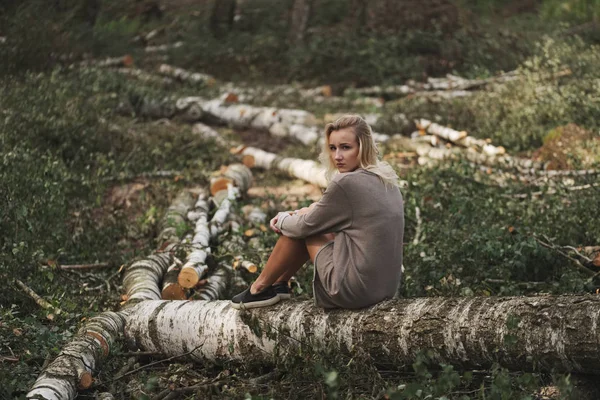 Hermosa chica en el bosque derribado — Foto de Stock