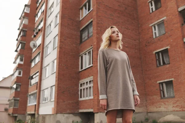 Young beautiful girl with urban background — Stock Photo, Image