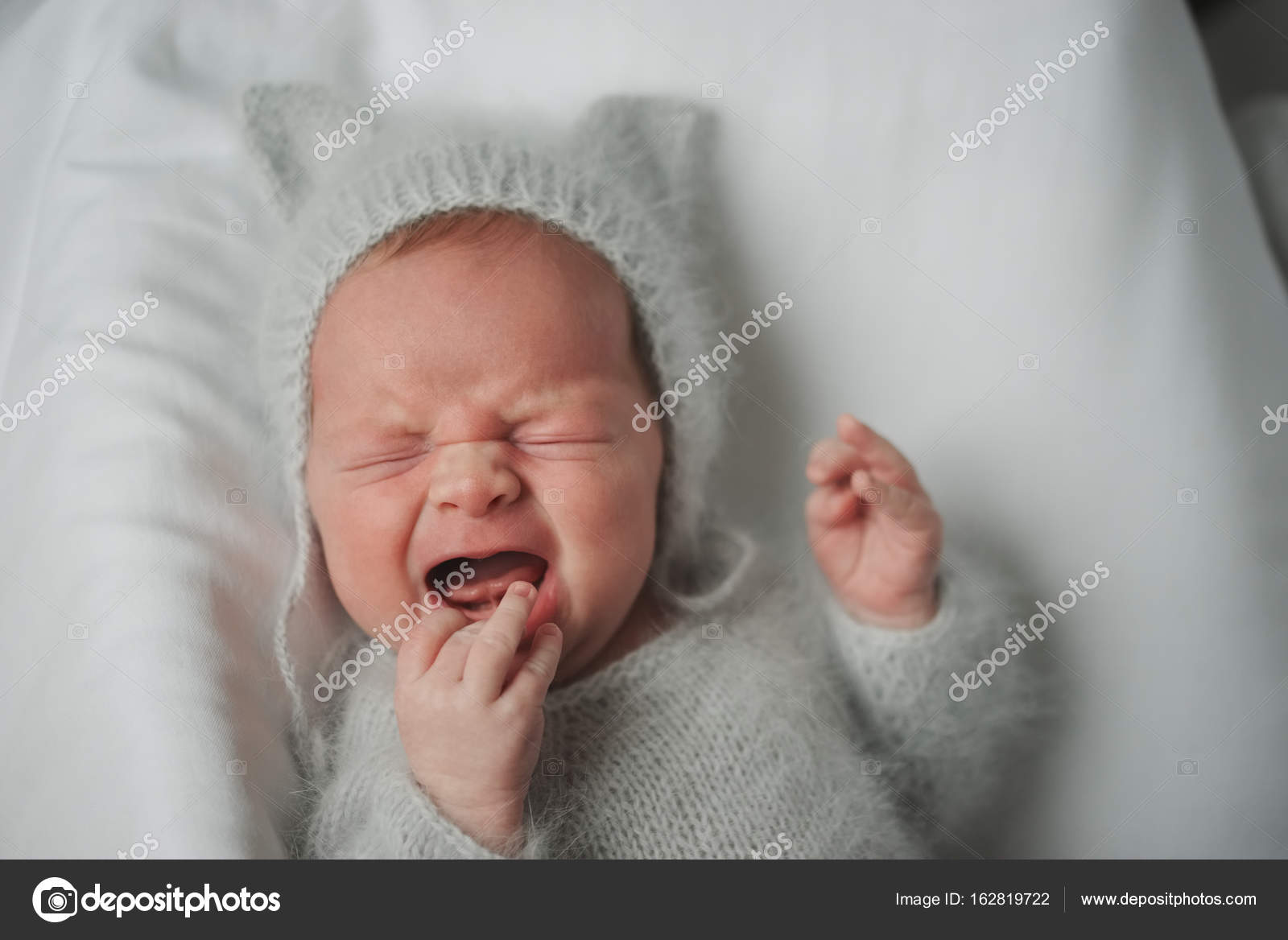 эстетика младенец плачет. грудной ребенок. грудной малыш плачет. новорожденный плачет. младенец плачет.