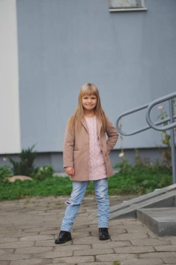 güzel genç kız sokakta poz