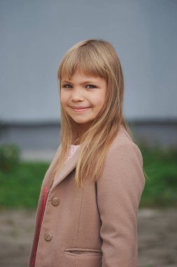 güzel genç kız sokakta poz