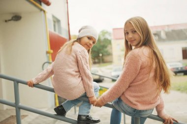 sokakta iki güzel kız