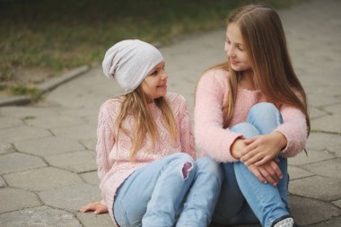 sokakta iki güzel kız