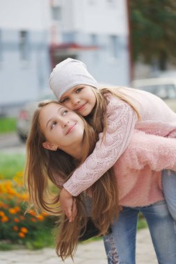 sokakta iki güzel kız