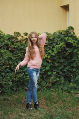 güzel genç kız sokakta poz