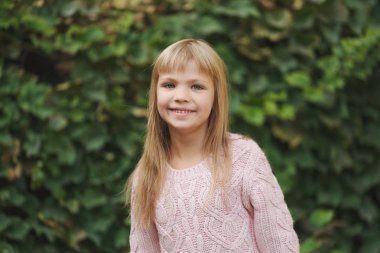 güzel genç kız sokakta poz