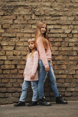 sokakta iki güzel kız