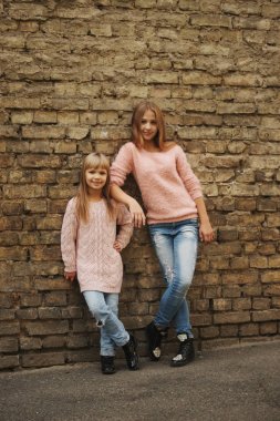 sokakta iki güzel kız