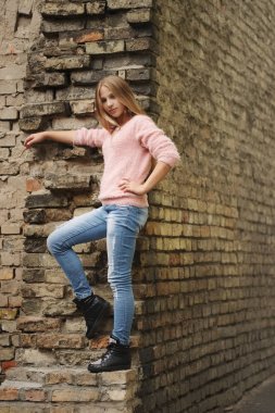 güzel genç kız sokakta poz