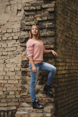 güzel genç kız sokakta poz