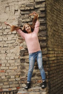 güzel genç kız sokakta poz