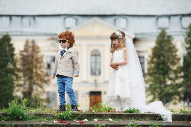 iki komik küçük gelinle damat