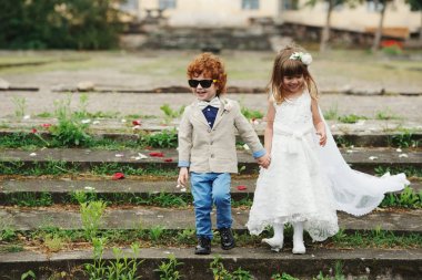 iki komik küçük gelinle damat