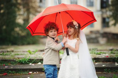 iki komik küçük gelinle damat