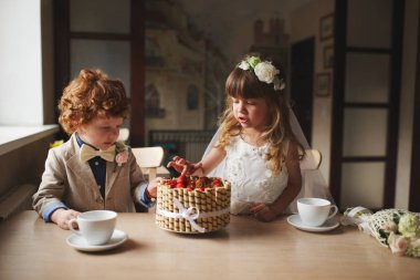 erkek ve kız kafede çay partisi