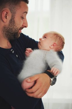 şirin bebek ile genç mutlu baba