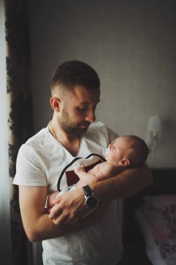 şirin bebek ile genç mutlu baba