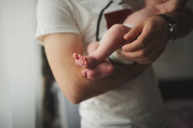 şirin bebek ile genç mutlu baba