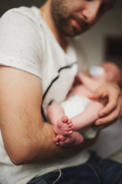 şirin bebek ile genç mutlu baba