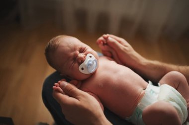 Babası onun yeni doğan bebek tutun