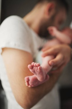 şirin bebek ile genç mutlu baba