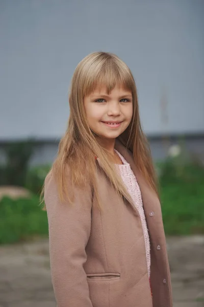 Beautiful young girl posing on the street — Stock Photo, Image