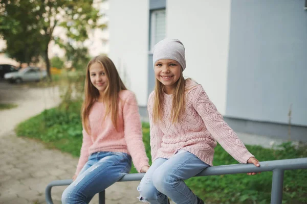 Due belle ragazze per strada — Foto Stock