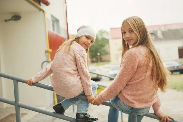 sokakta iki güzel kız