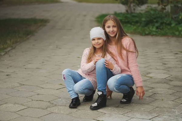 sokakta iki güzel kız