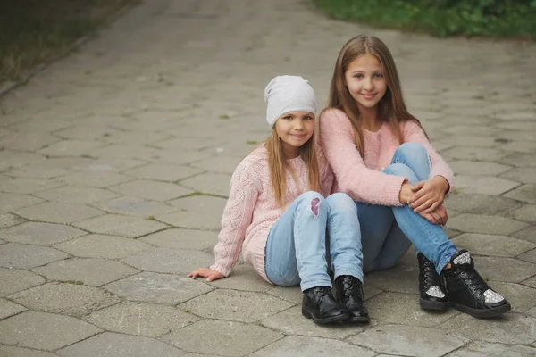 Twee mooie meisjes op straat — Stockfoto