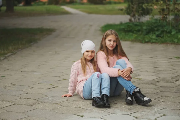 Two beautiful girls on the street — Stock Photo, Image