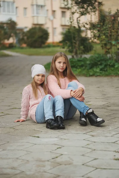 Zwei schöne Mädchen auf der Straße — Stockfoto