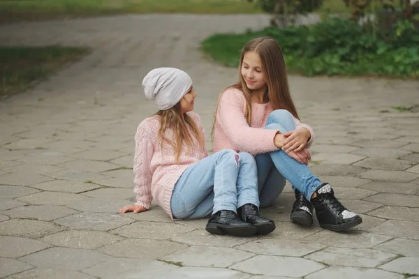 sokakta iki güzel kız