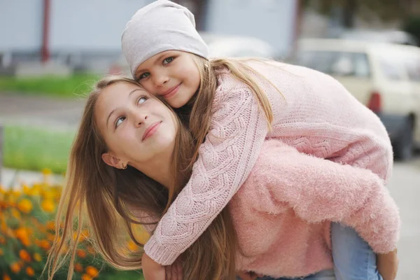 sokakta iki güzel kız