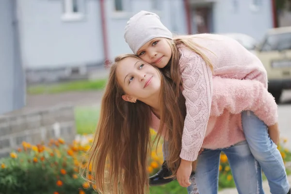 sokakta iki güzel kız