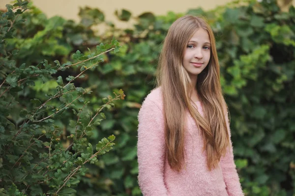 güzel genç kız sokakta poz