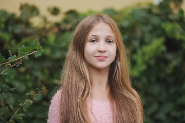 güzel genç kız sokakta poz