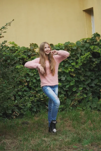 Beautiful young girl posing on the street — Stock Photo, Image