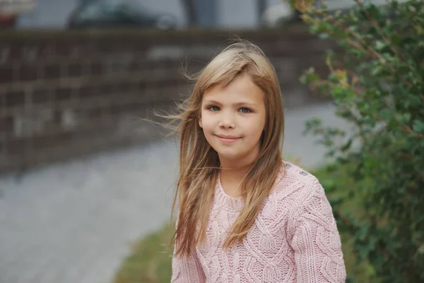 Schöne junge Mädchen posiert auf der Straße — Stockfoto