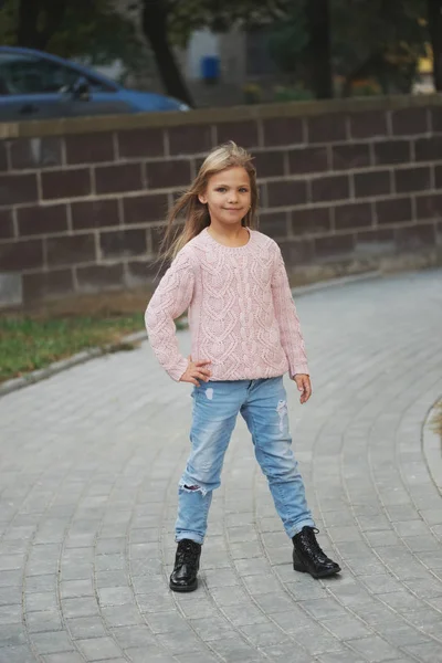 Mooi jong meisje die zich voordeed op straat — Stockfoto