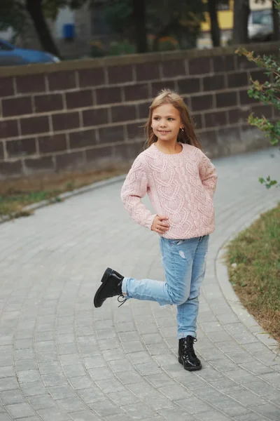 güzel genç kız sokakta poz