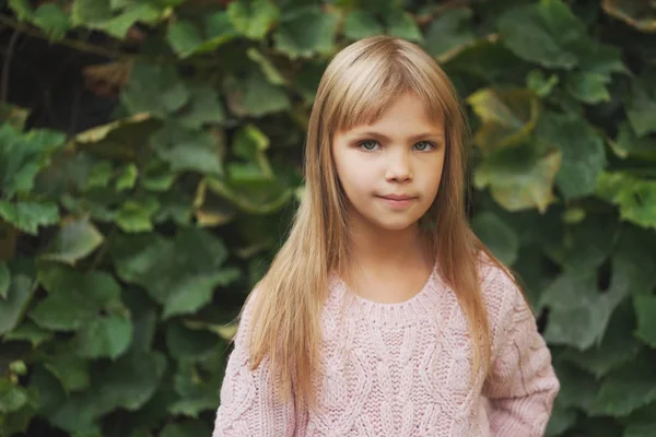 güzel genç kız sokakta poz