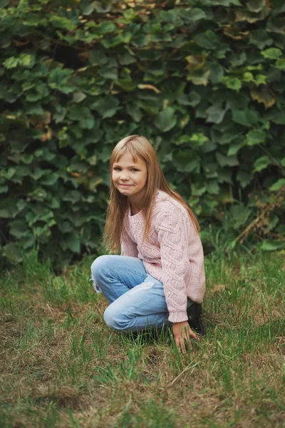 Schöne junge Mädchen posiert auf der Straße — Stockfoto