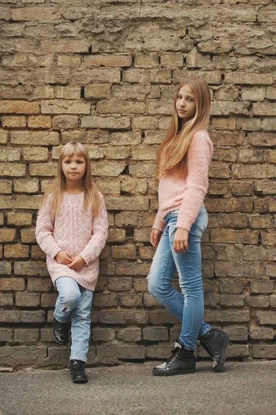 Two beautiful girls on the street — Stock Photo, Image