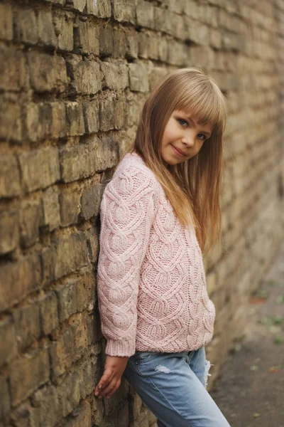 Beautiful young girl posing on the street — Stock Photo, Image