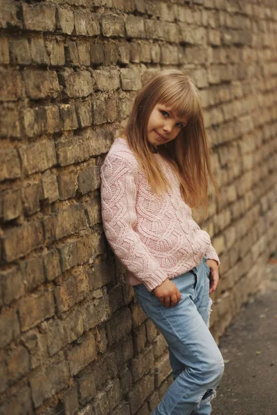 Beautiful young girl posing on the street — Stock Photo, Image